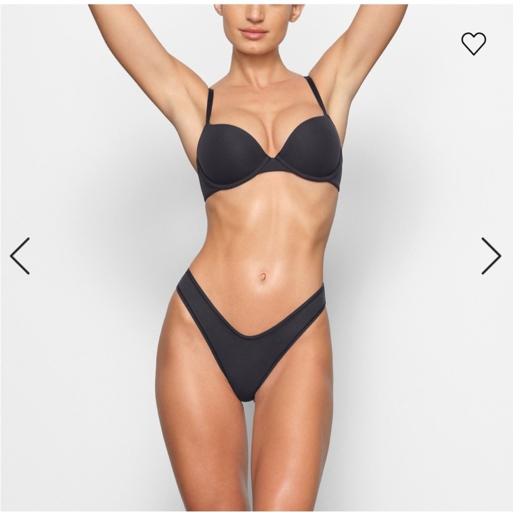 SKIMS fits everyone bra